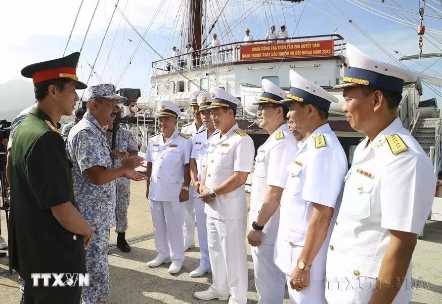 Hải quân nhân dân Việt Nam nâng cao vị thế trên trường quốc tế, góp phần củng cố, tăng cường và phát triển quan hệ hữu nghị hợp tác với hải quân các nước. Trong ảnh: Tàu buồm 286 - Lê Quý Đôn thăm xã giao Căn cứ Hải quân Lumut, Malaysia. (Ảnh: An Nguyễn/TTXVN)