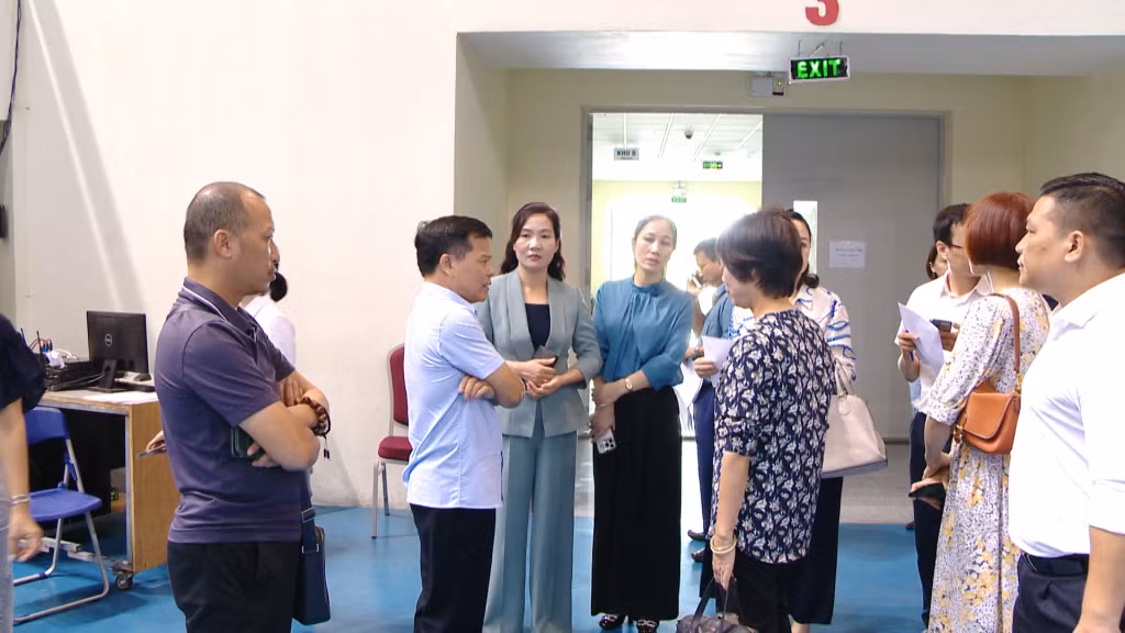 Đồng chí Nguyễn Thị Hạnh, Phó Chủ tịch UBND tỉnh cùng đoàn công tác của Đài Truyền hình Việt Nam khảo sát cơ sở vật chất phục vụ cuộc thi tại Khu liên hợp thể thao Quảng Ninh. Ảnh: Minh Toàn