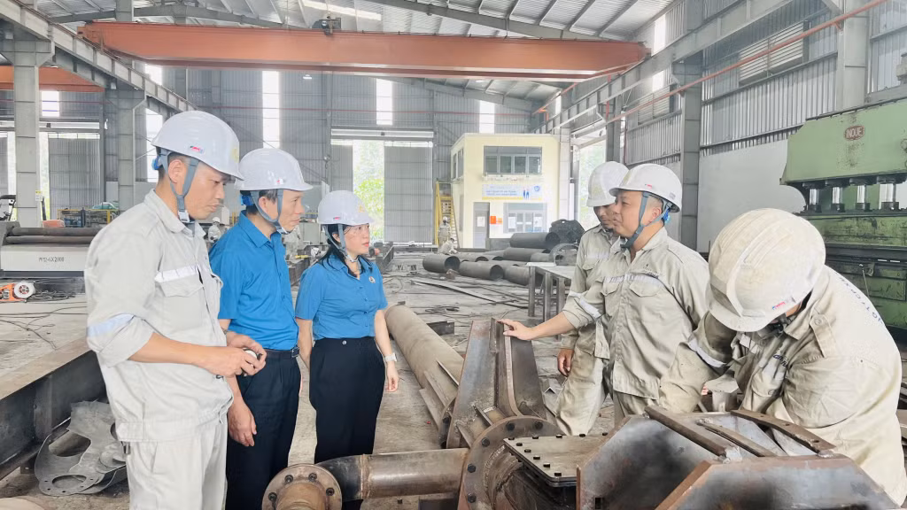 Cán bộ Công đoàn ngành Xây dựng và Công đoàn Công ty CP Xi măng và Xây dựng Quảng Ninh thăm anh Nguyễn Chí Công cùng các đồng nghiệp tại vị trí làm việc.