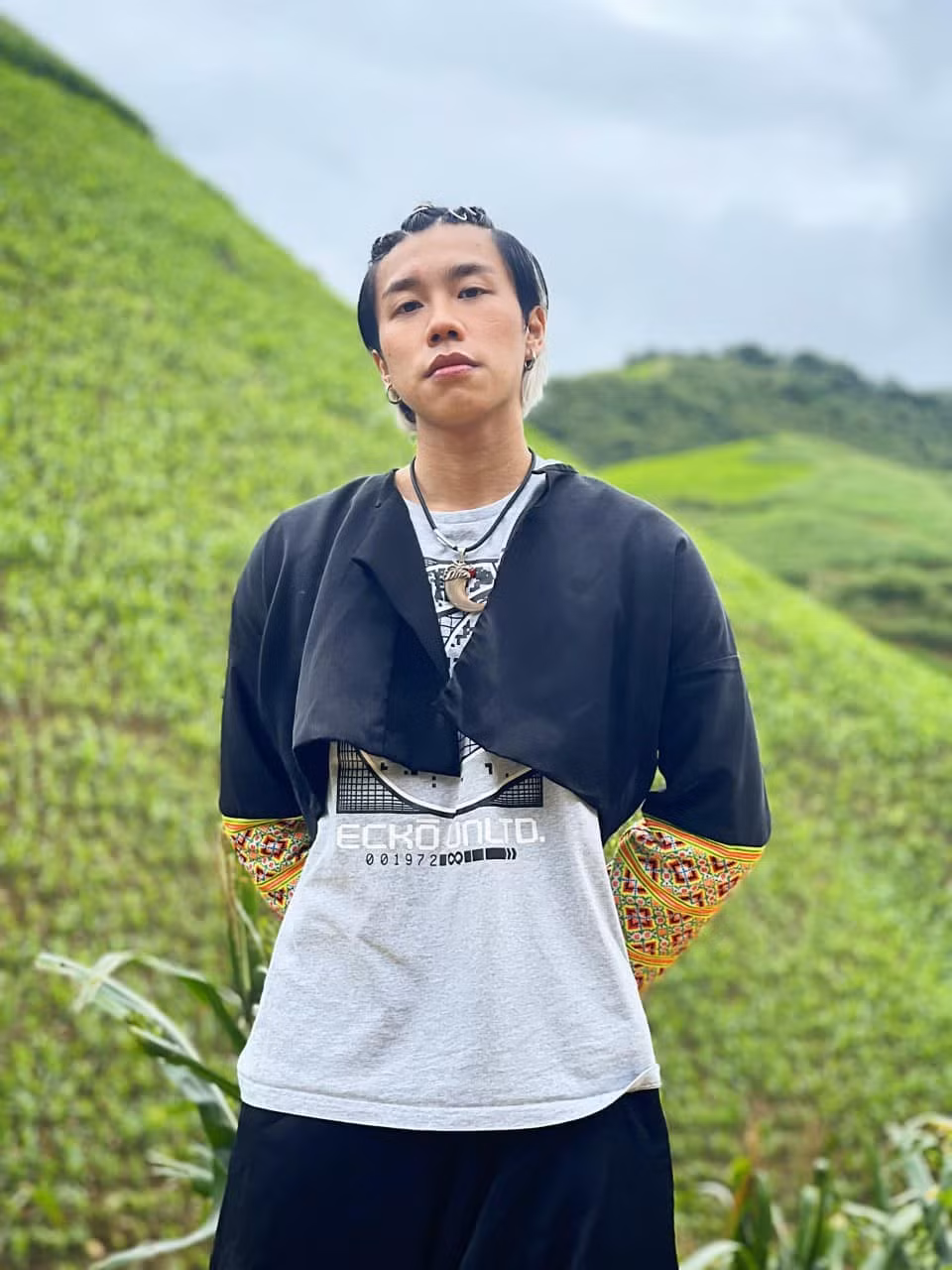 Hình tượng trai bản mới lớn, ham vui, chung tình với cô gái thầm thương trộm nhớ từng được Long Vũ thể hiện trong Cuộc chiến không giới tuyến. Thử sức lần nữa với vai trùng lặp, nam diễn viên trẻ thành công chinh phục số đông khán giả.