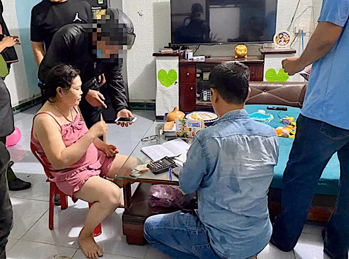Công an bắt quả tang ghi số đề tại nhà. Ảnh: Công an