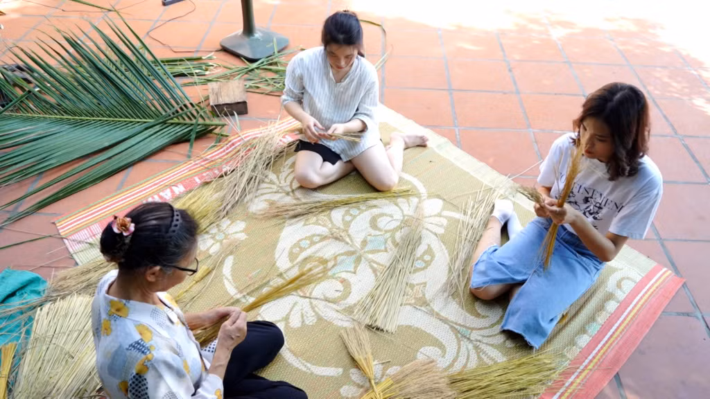Du khách trải nghiệm làm chổi ở nhà bà Mận.