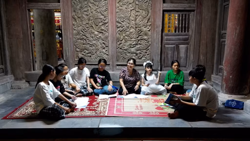 Các em học sinh học hát đúm trong không gian đình Cốc.