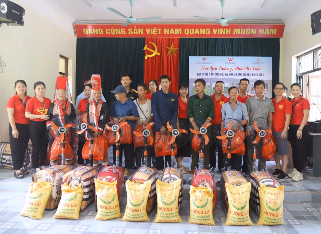 Đoàn đã trao tặng 25 suất quà cho các hộ gia đình có hoàn cảnh khó khăn tại thôn Pắc Cương, xã Hoành Mô.