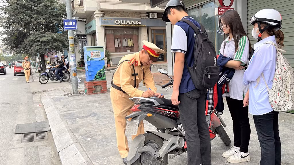 Công an TP Hạ Long xử lý 1 trường hợp học sinh điều khiển xe máy điện tham gia giao thông khi chưa đủ 16 tuổi.