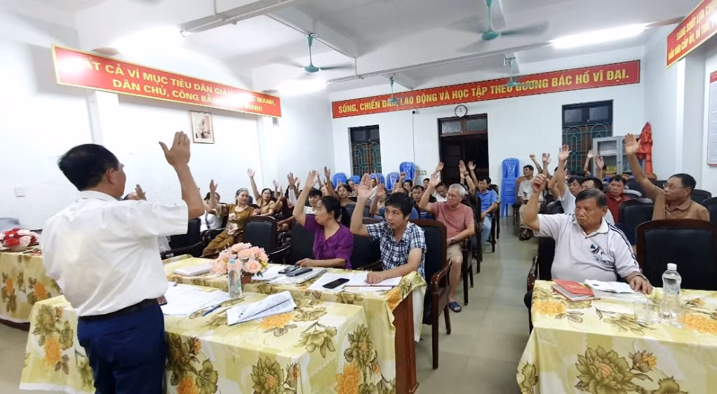 Các đảng viên Chi bộ khu Lý Thường Kiệt, thị trấn Quảng Hà biểu quyết thông qua kết quả xây dựng mô hình “Chi bộ 4 tốt” 6 tháng đầu năm 2024 của chi bộ.