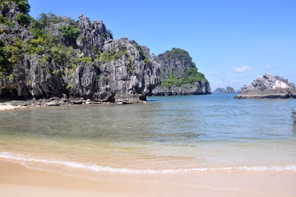 Bãi cát mịn màng, đẹp thơ mộng tại khu vực Cát Oăn trên Vịnh Hạ Long.
