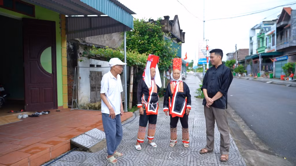 Anh Hoàng Minh Tuyển (bên phải) tuyên truyền, vận động nhân dân chấp hành chủ trương của Đảng, chính sách, pháp luật của Nhà nước.