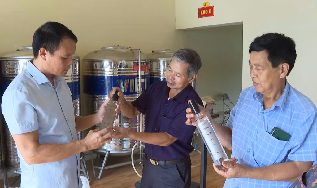 Ông Chíu Dì Sếnh (xã Quảng Lâm, huyện Đầm Hà) (ngoài cùng bên phải) giới thiệu sản phẩm OCOP Rượu khoai Quảng Lâm của Hợp tác xã.