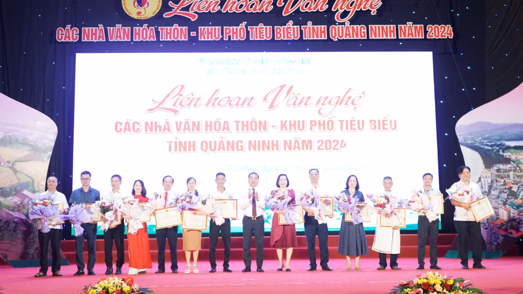 Lãnh đạo Sở Văn hóa- Thể thao cũng đã trao giấy khen cho 13 đoàn có thành tích xuất sắc tham gia tại Liên hoan văn nghệ các nhà văn hóa thôn – khu phố tiêu biểu tỉnh Quảng Ninh năm 2024.