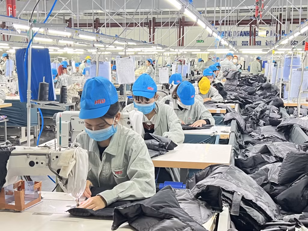 CNLĐ Công ty TNHH May mặc Hoa Lợi Đạt Việt Nam thi đua lao động sản xuất.