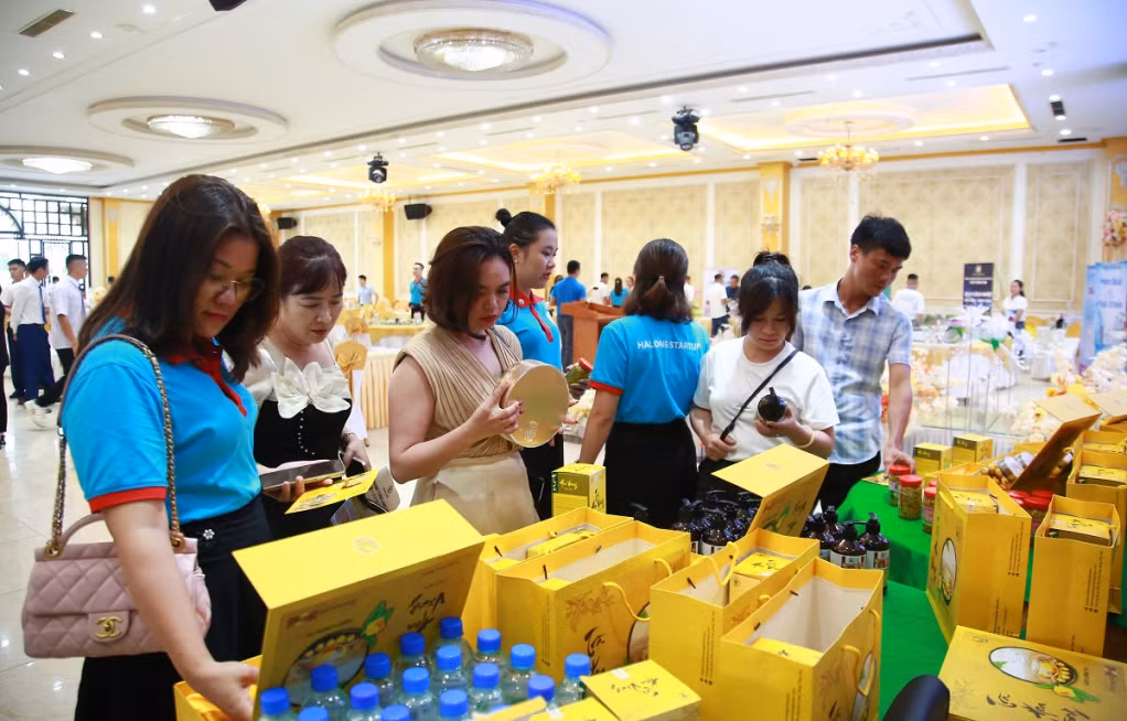 Các đại biểu tham quan gian hàng của thành viên CLB Đầu tư và Khởi nghiệp huyện Tiên Yên.