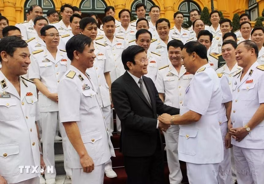 Chủ tịch nước Trương Tấn Sang gặp mặt thân mật Đoàn cán bộ, chiến sỹ Hải quân tiêu biểu về thăm Thủ đô Hà Nội (25/4/2015). (Ảnh: Nguyễn Khang/TTXVN)