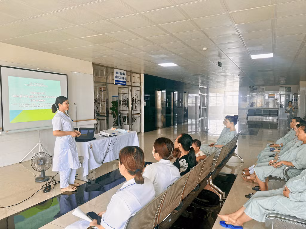 Trung tâm Y tế TP Móng Cái truyền thông nuôi con bằng sữa mẹ cho các bà mẹ sinh con tại Trung tâm.