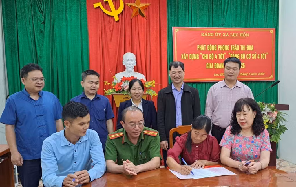 Bí thư các chi bộ trực thuộc Đảng bộ xã Lục Hồn (huyện Bình Liêu) ký kết giao ước thi đua phấn đấu thực hiện 4 tiêu chí xây dựng "Chi bộ 4 tốt" giai đoạn 2023-2025. (Ảnh đơn vị cung cấp)