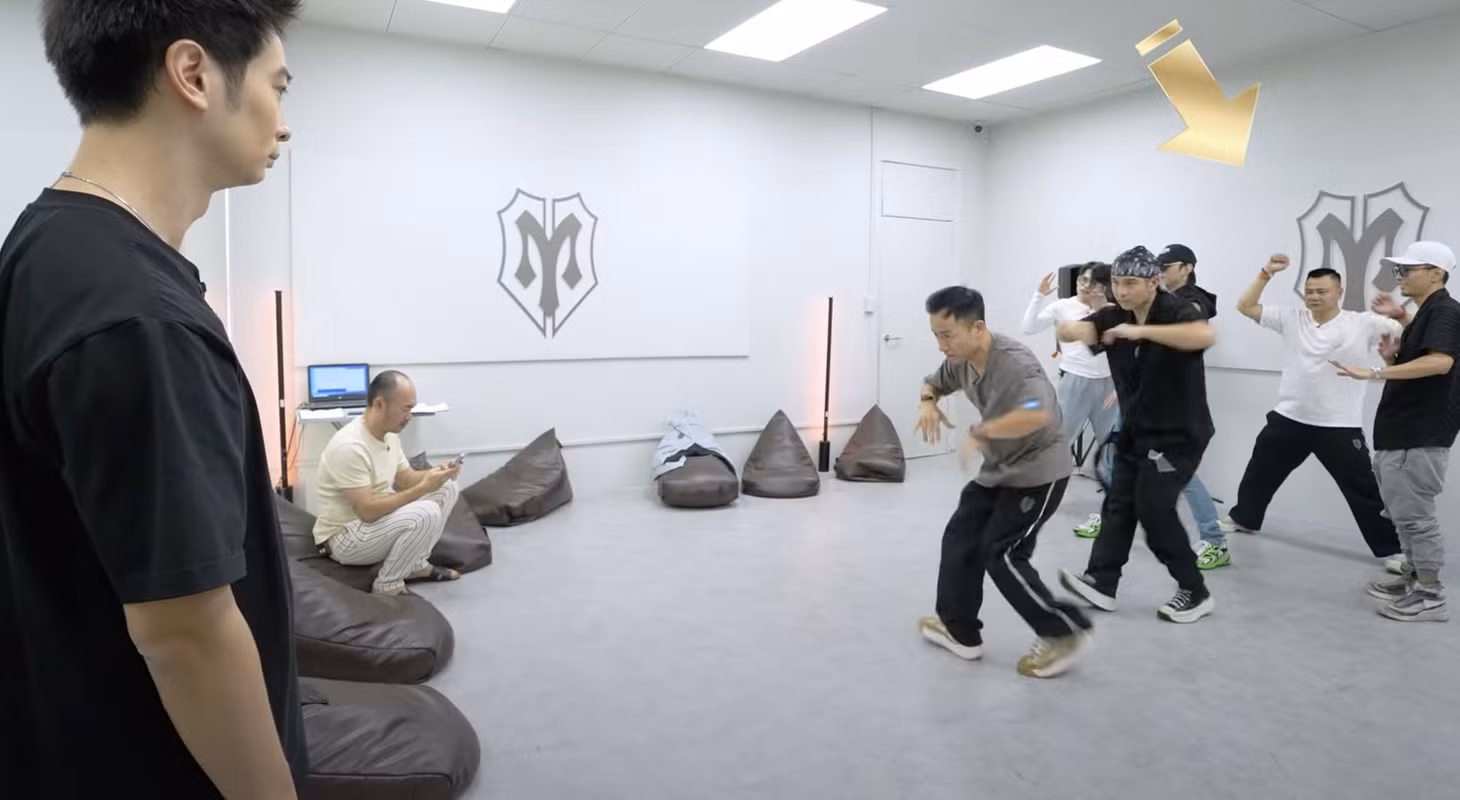 Sự hoạt ngôn và duyên dáng của Tự Long khiến SlimV phải nhanh chóng đầu hàng.