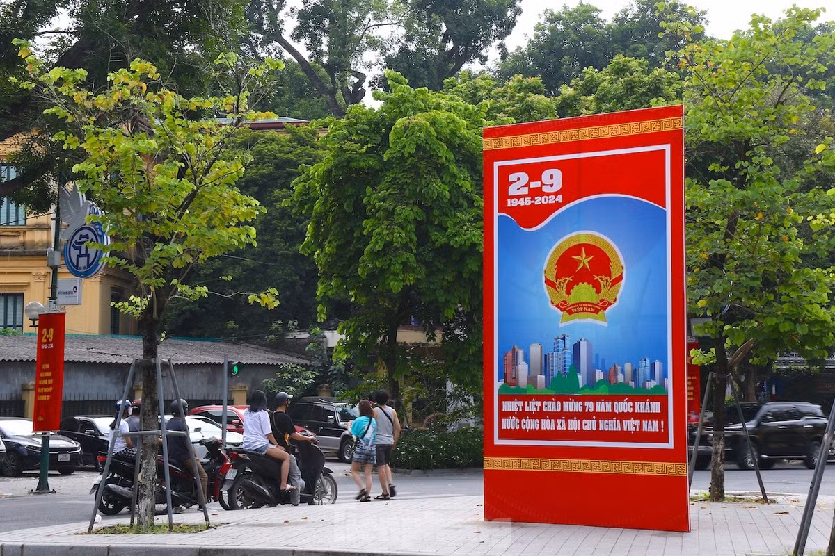 Nhiều tuyến phố như: Hoàng Diệu, Hùng Vương, Đinh Tiên Hoàng, Thanh Niên, Điện Biên Phủ...đã ngập tràn sắc đỏ.