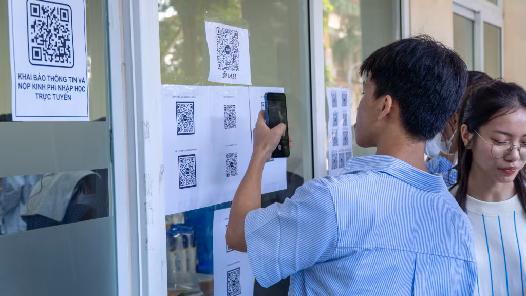 Các tân sinh viên quét mã QR để tham gia vào các lớp học.