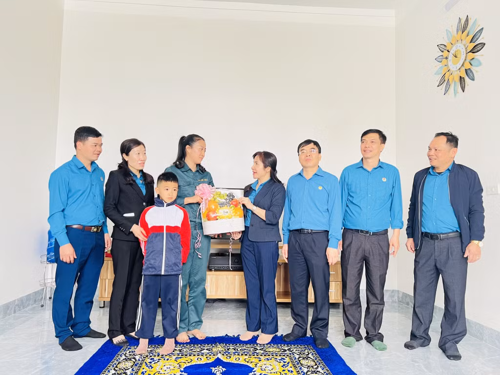 Công đoàn Công ty Tuyển than Cửa Ông tặng quà cho gia đình công nhân có hoàn cảnh khó khăn.