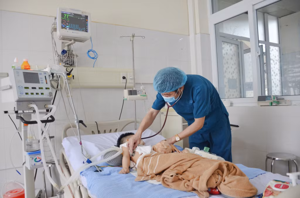 Bác sĩ CKII Hoàng Tùng (Trưởng khoa Hồi sức tích cực, Bệnh viện Sản Nhi Quảng Ninh) đang khám cho bệnh nhi.