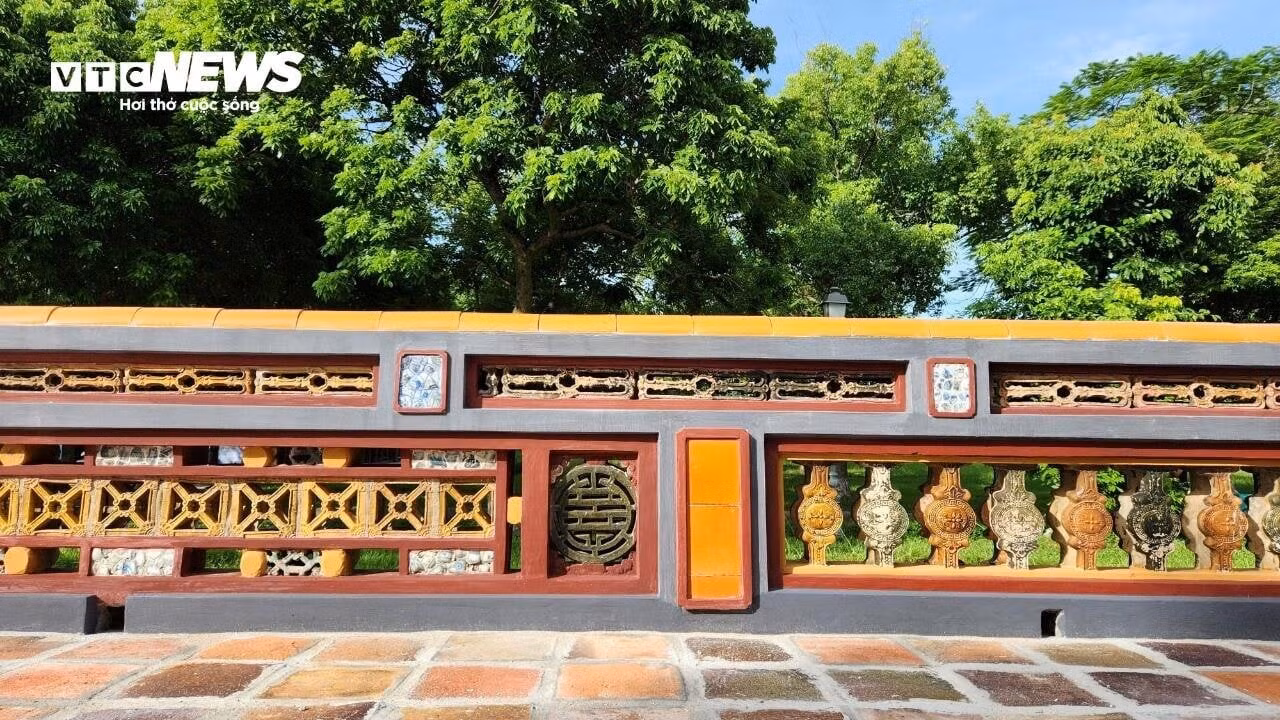 Hệ thống tường rào trong khuôn viên sân Đại Triều Nghi trước điện Thái Hoà khi trùng tu cũng được những nghệ nhân khéo léo để giữ lại kiến trúc vốn có, thể hiện sự tôn trọng những giá trị văn hoá - nghệ thuật mà tiền nhân để lại. (Ảnh: ND)