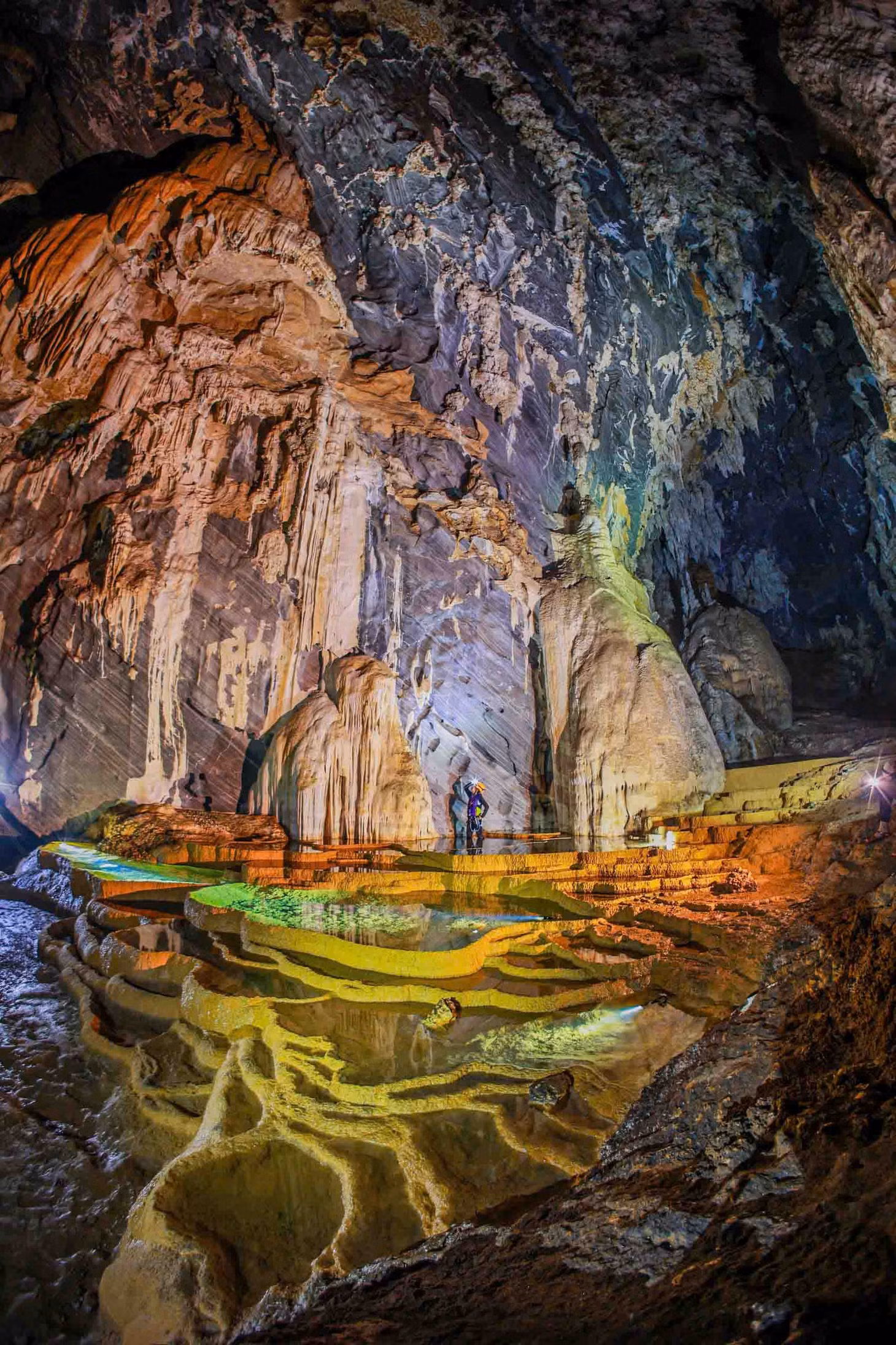 Dưới hệ thống ánh đèn mờ ảo, các thạch nhũ từ nhỏ đến lớn dần lộ diện. Ảnh: Khoa ChauDoc