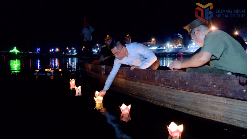 Các thành viên trong đoàn thả hoa đăng trên sông Thạch Hãn, tưởng niệm các Anh hùng liệt sĩ.