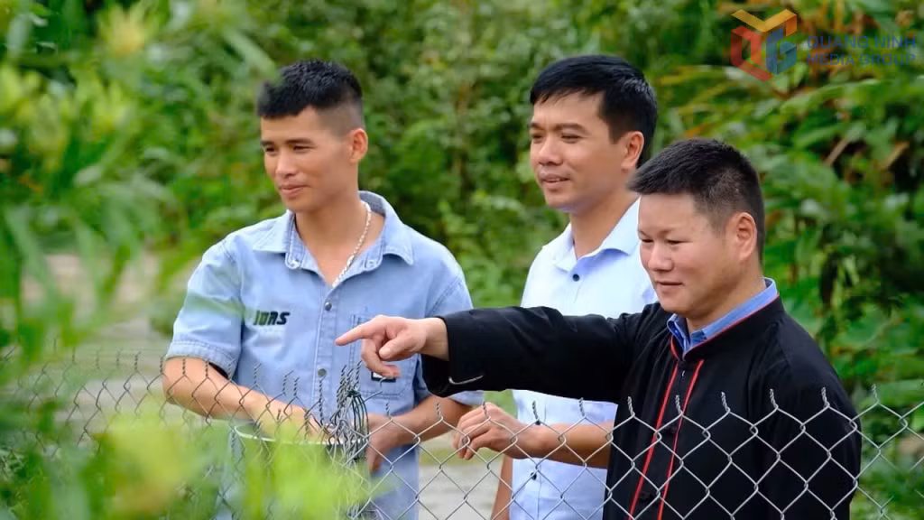 Trưởng Ban Công tác mặt trận bản Bắc Phong Sinh (xã Quảng Đức) Tằng Dếnh Thân (ngoài cùng, bên phải) tuyên truyền, vận động người dân phát triển kinh tế.