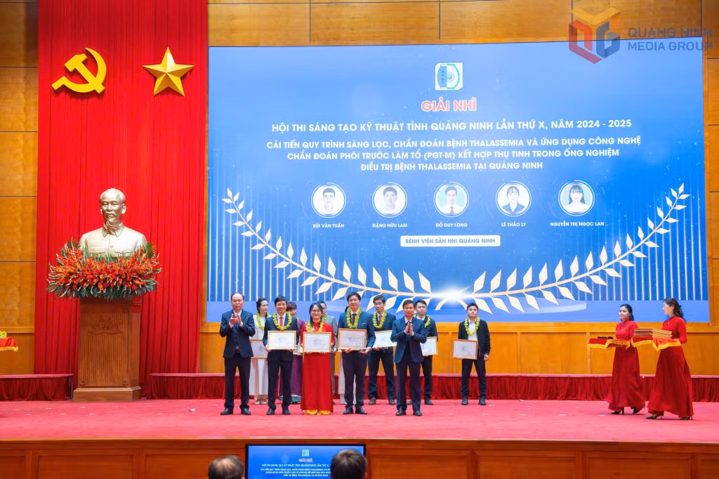 Bác sĩ Đỗ Duy Long (thứ 2, trái sang) được trao giải Nhì tại Hội thi Sáng tạo kỹ thuật tỉnh Quảng Ninh lần thứ X.