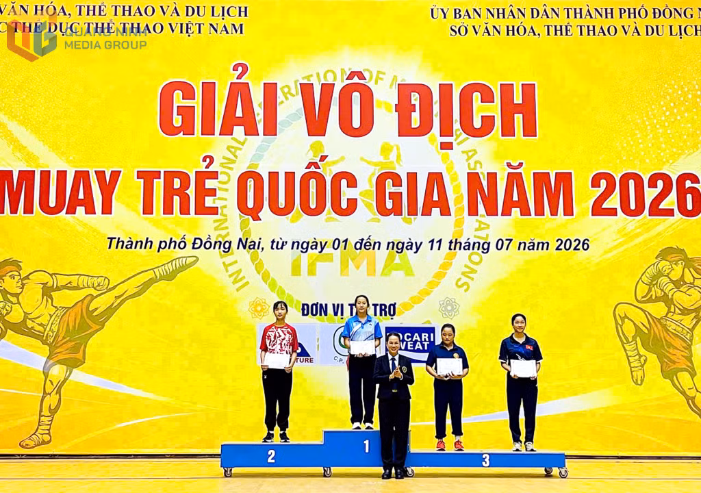 VĐV Quảng Ninh Vũ Tuệ Linh (bục số 1) giành HCV hạng 56kg nữ lứa tuổi 12-13.