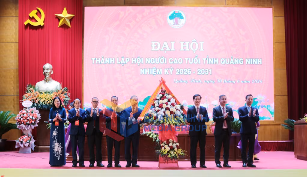 Các đồng chí lãnh đạo tỉnh tặng hoa chúc mừng Đại hội (7-2026). Ảnh: Nguyễn Thanh