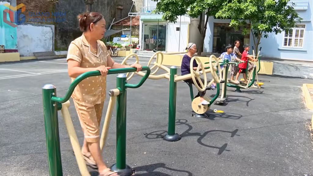 Hệ thống thiết bị thể thao ngoài trời được đầu tư đồng bộ tại xã Quảng Hà phục vụ nhu cầu vui chơi, rèn luyện sức khỏe của người dân.