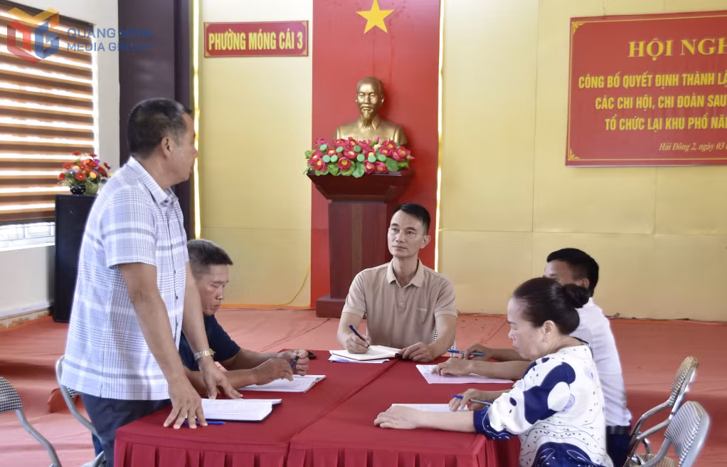 Chi uỷ Chi bộ khu phố Hải Đông 2 (phường Móng Cái 3) họp triển khai phân công nhiệm vụ sau sắp xếp.&nbsp;