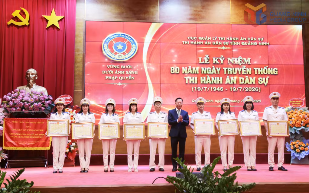 Đồng chí Lê Văn Ánh, Phó Chủ tịch UBND tỉnh, trao Bằng khen của UBND tỉnh cho các tập thể, cá nhân có thành tích xuất sắc.