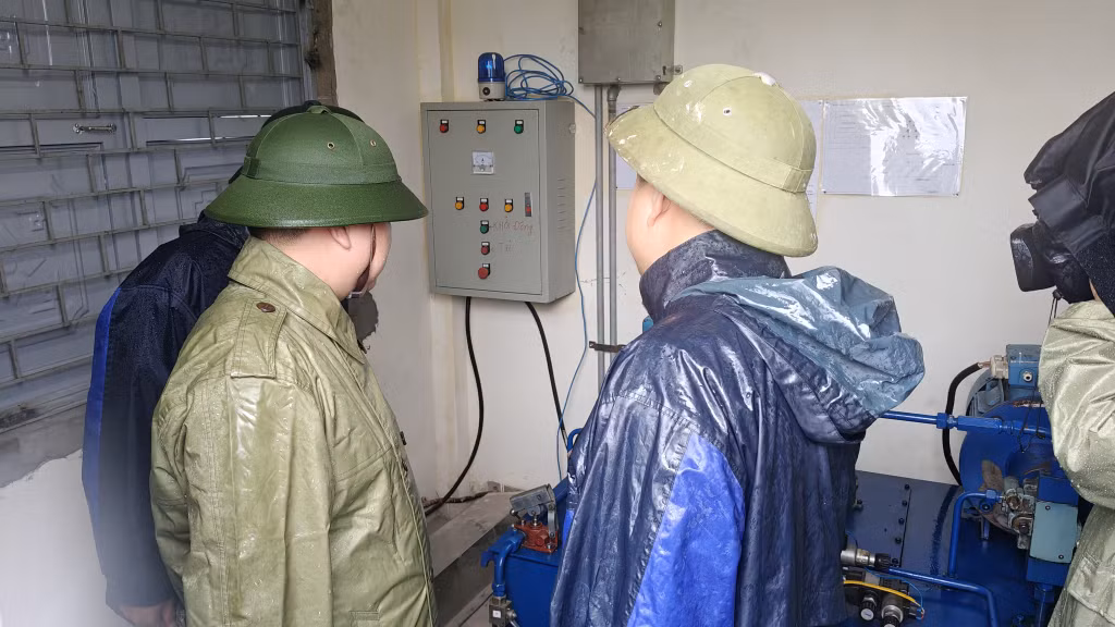 Lãnh đạo xã Quảng Tân và Xí nghiệp Thủy lợi Tiên Yên kiểm tra việc đảm bảo điện vận hành hồ Đầm Hà Động.
