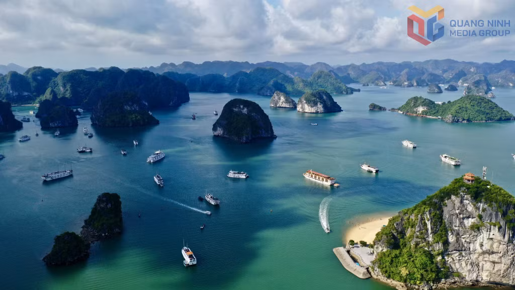 Khung cảnh thiên nhiên kỳ vĩ, nên thơ của vịnh Hạ Long.