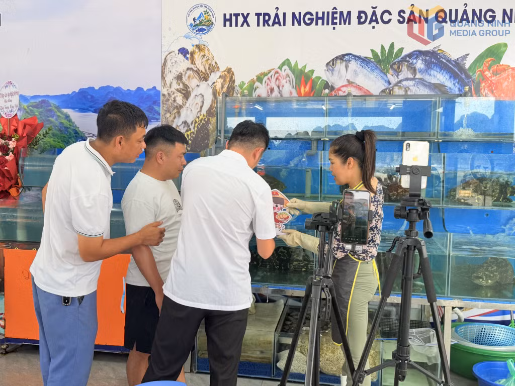 Khách hàng quét mã QR để tìm hiểu thông tin về các quầy hàng.