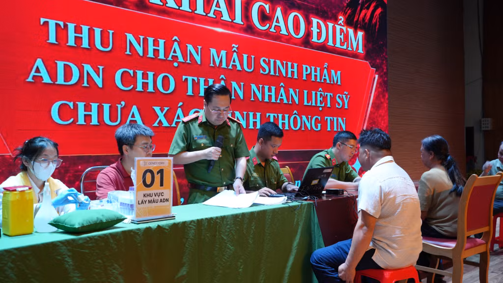 Công an tỉnh Quảng Ninh thực hiện lấy mẫu sinh phẩm ADN cho thân nhân liệt sĩ chưa xác định thông tin.