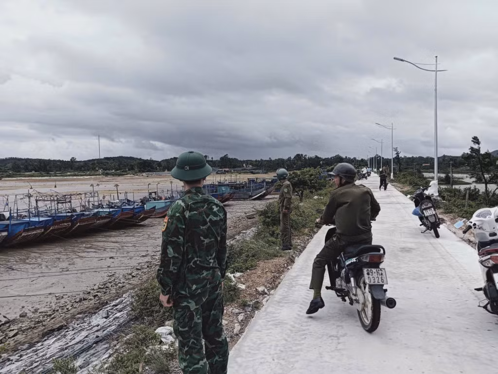 Các tổ công tác phòng chống bão của xã Vĩnh Thực kiểm tra tình hình neo đầu tàu thuyền trên địa bàn.