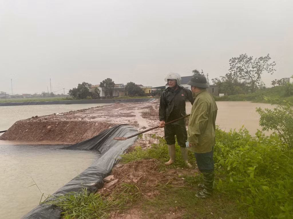 Lãnh đạo phường Móng Cái 3 xuống thăm hỏi, động viên nhân dân khắc phục ảnh hưởng mưa bão tại khu nuôi trồng thuỷ sản.