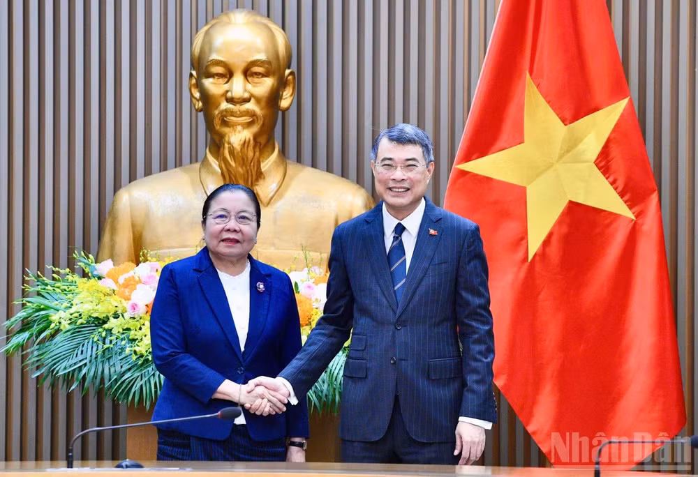 Thủ tướng Chính phủ Lê Minh Hưng và đồng chí Sisay Leudetmounsone, Ủy viên Bộ Chính trị, Bí thư Trung ương Đảng, Trưởng Ban Tổ chức Trung ương Đảng Nhân dân Cách mạng Lào. (Ảnh: THANH GIANG)