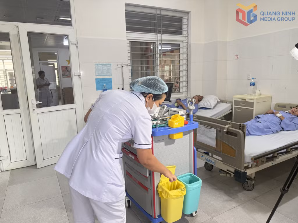 Nhân viên y tế Bệnh viện Đa khoa khu vực Quảng Yên phân loại chất thải y tế tại nguồn trước khi thu gom, xử lý theo quy định.