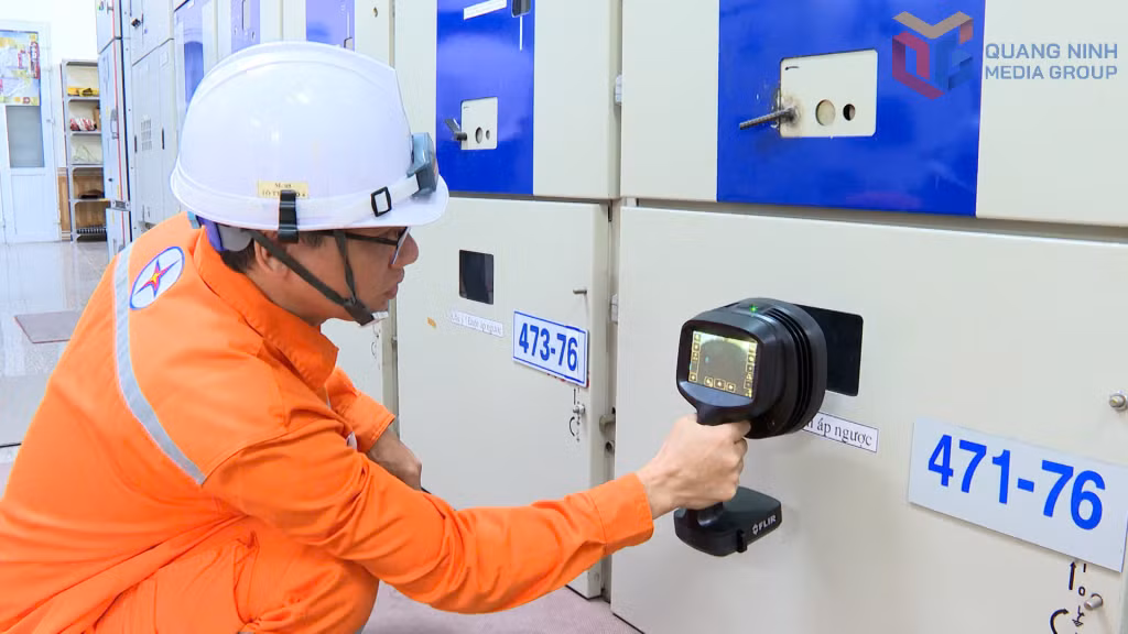 Công nhân Tổ thao tác lưu động số 4, Xí nghiệp Lưới điện cao thế sử dụng thiết bị đo phóng điện cục bộ siêu âm tích hợp trí tuệ nhân tạo chuyên dụng để kiểm trả hệ thống điện.