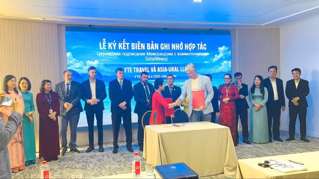 Bà Vũ Thị Thanh Loan (trái) Tổng Giám đốc FTE Group và ông Pavel Kuzovlev (Кузовлев Павел Александрович) đại diện Asia-Ural LLC ký kết Biên bản ghi nhớ hợp tác thúc đẩy du lịch giữa Việt Nam và vùng Ural (Liên bang Nga).