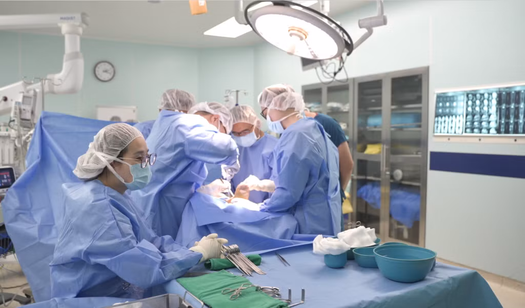 Ê-kíp Vinmec thực hiện ca phẫu thuật thay thế toàn bộ xương sên đã hỏng bằng xương nhân tạo làm từ vật liệu Titanium in 3D cá thể hóa.