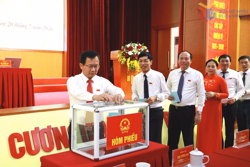 Kỳ họp thứ 5 HĐND đặc khu Vân Đồn bỏ phiếu bầu Chủ tịch UBND đặc khu Vân Đồn nhiệm kỳ 2026-2031.