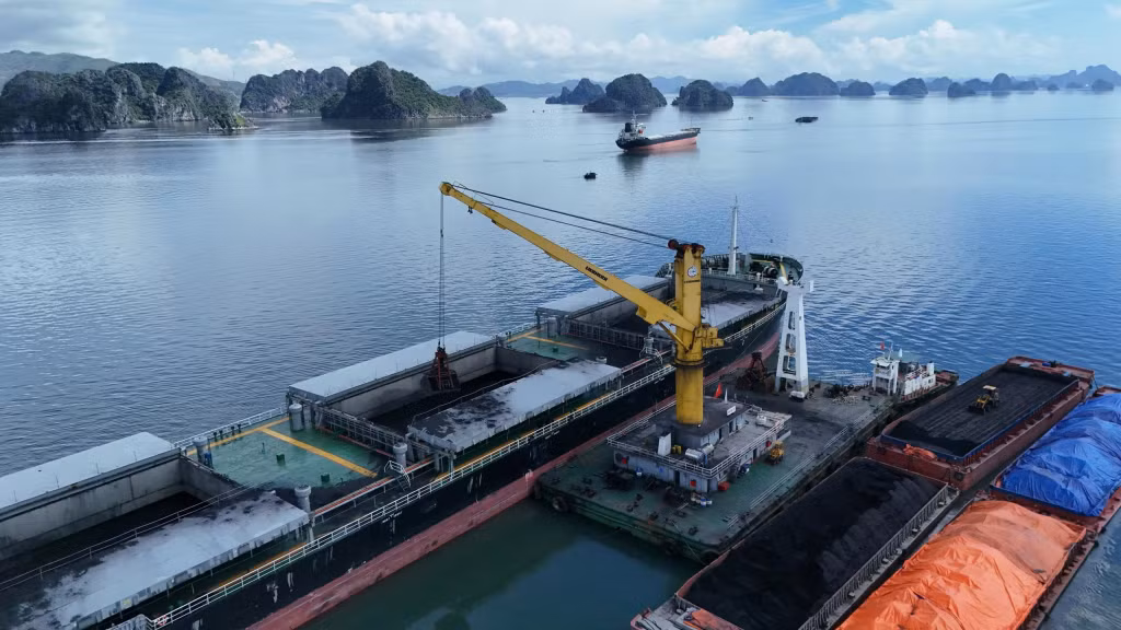 Khu vực chuyển tải Con Ong, Hòn Nét - địa bàn hoạt động chính của các phương tiện thuỷ.