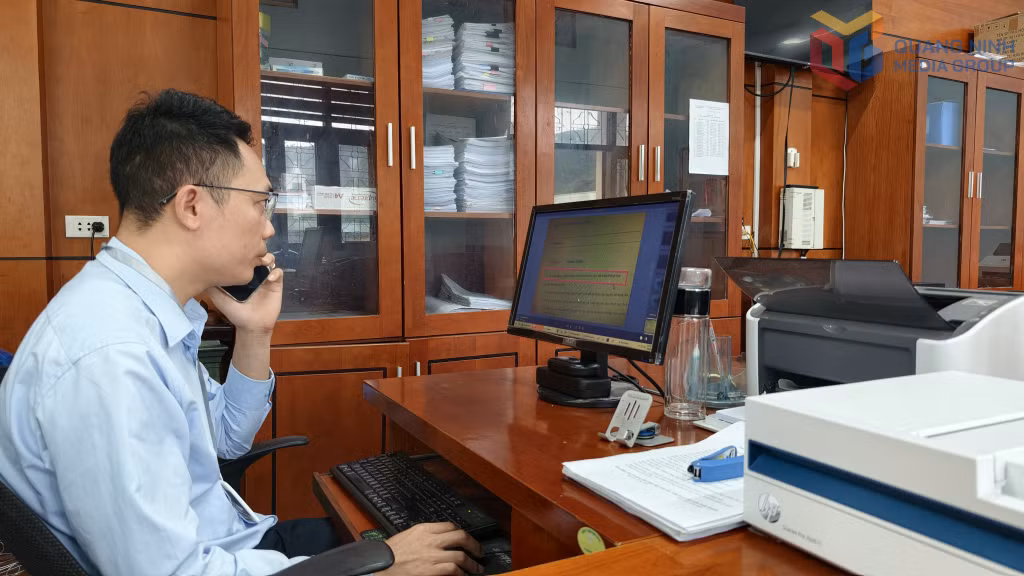 Công chức Trung tâm phục vụ hành chính công Hoành Mô gọi điện hỗ trợ người dân thực hiện thủ tục hành chính trên Cổng dịch vụ công quốc gia.