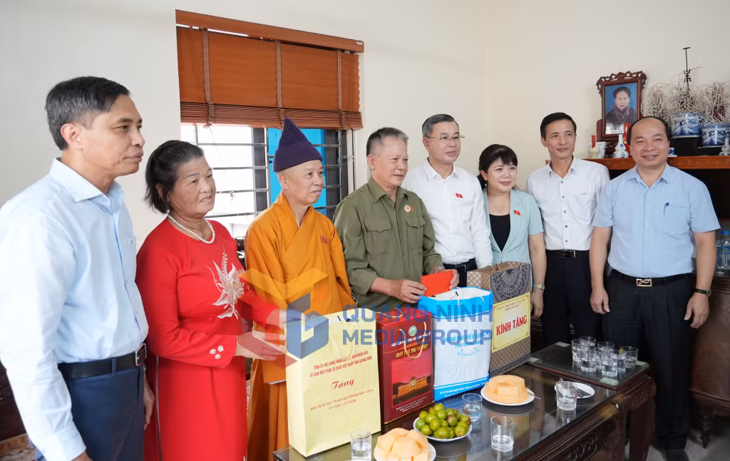 Lãnh đạo Đoàn ĐBQH tỉnh, UBND tỉnh, Ban Trị sự Giáo hội Phật giáo Việt Nam tỉnh Quảng Ninh tặng quà cho thương binh Nguyễn Quang Yên (phường Bãi Cháy) (7-2026). Ảnh Cao Quỳnh