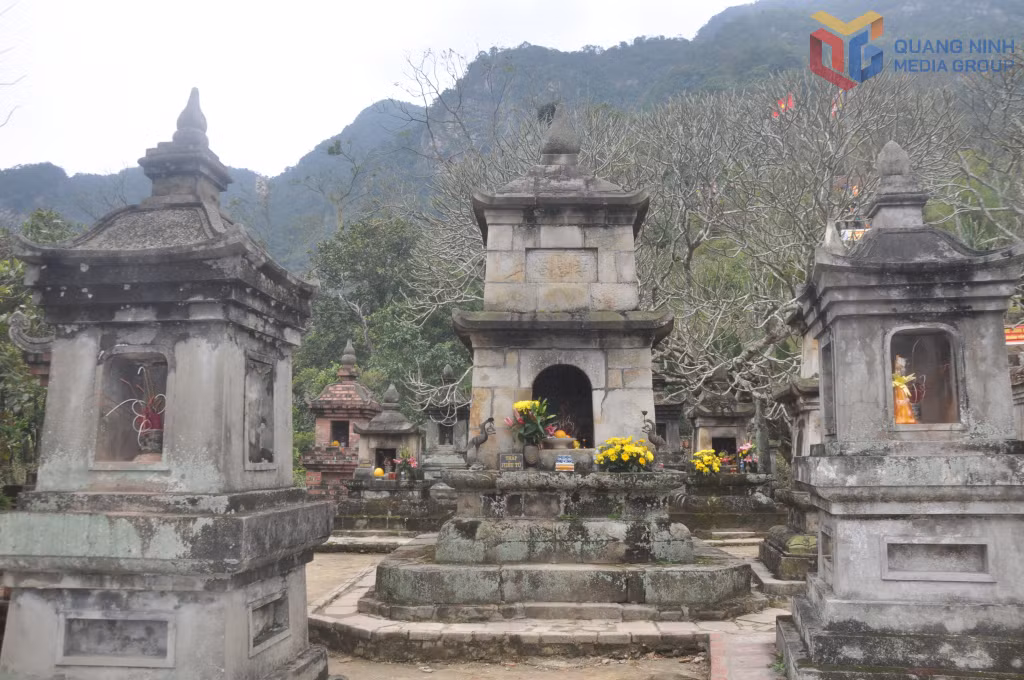 Vườn tháp Huệ Quang tại Yên Tử, nằm trong Quần thể di sản Yên Tử - Vĩnh Nghiêm - Côn Sơn, Kiếp Bạc được công nhận là Di sản thế giới vào năm 2025.
